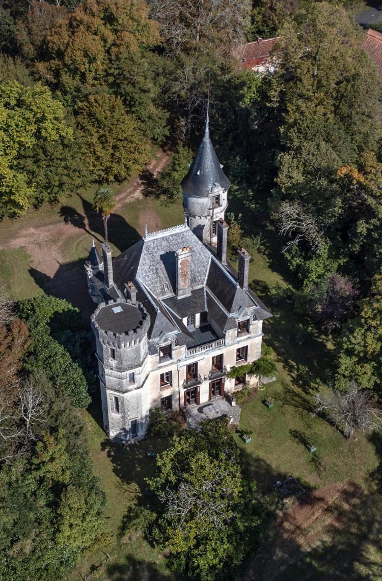 Chateau De Puymoger Bed & Breakfast Javerlhac-et-la-Chapelle-Saint-Robert ภายนอก รูปภาพ